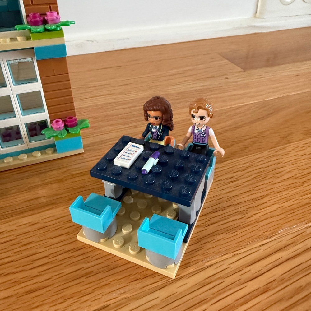 LEGO Friends Heartlake City School Set. 605 pieces. EUC. Building. Summer. - Picture 6 of 17